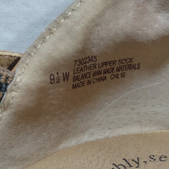 SOFTSPOTS Tatianna Leather Closed Toe Sandals - Picture 4 of 10